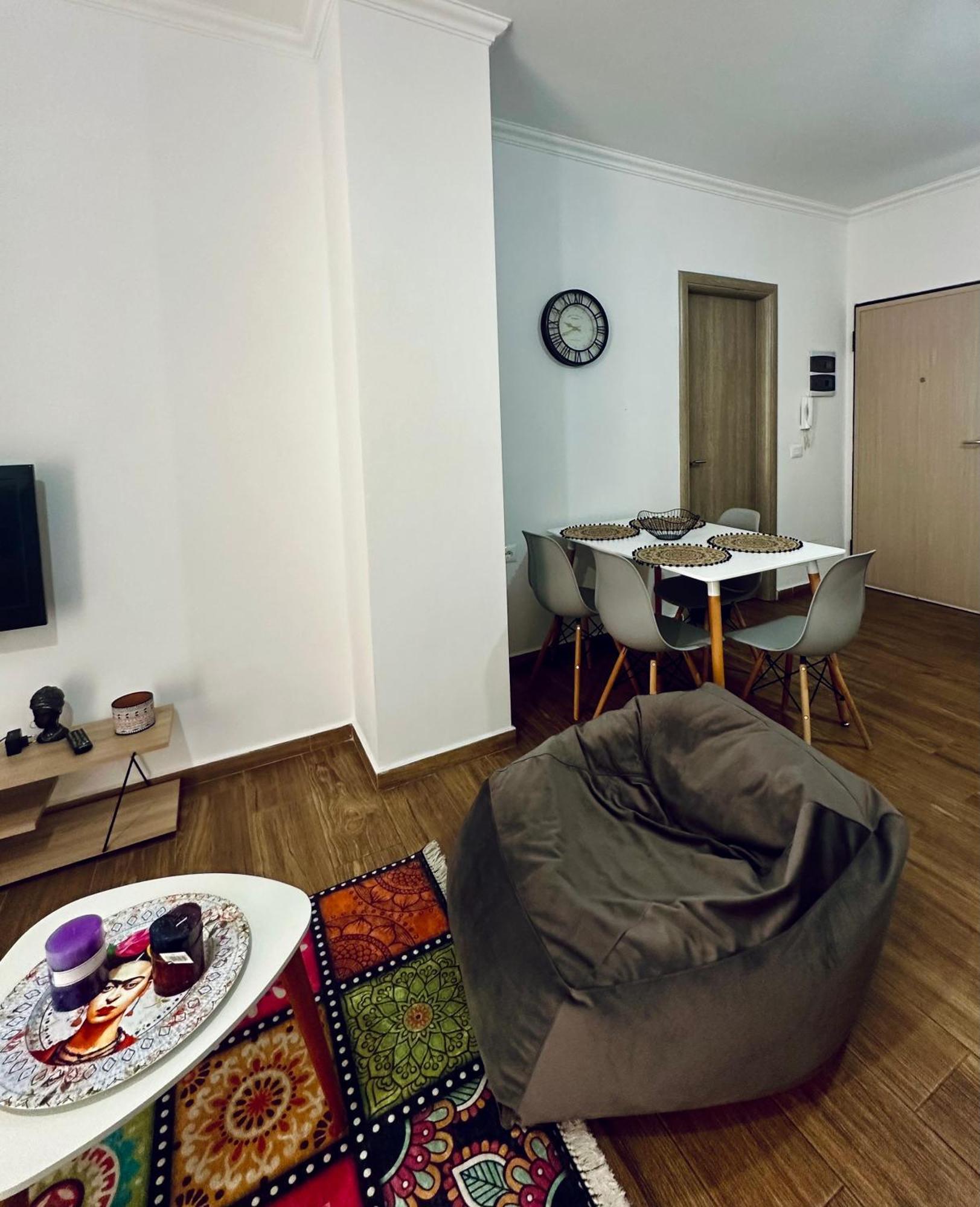 Luka In Apartment